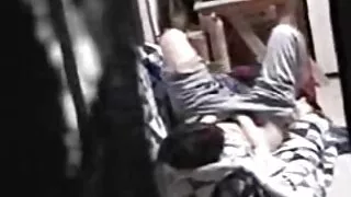 마른 아시아 여자 친구와 함께 체재 마누라 포르노 하 고 침대에 그와 함께 섹스를 했다