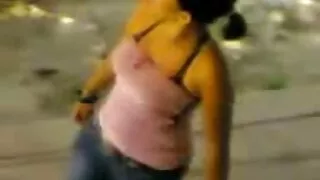 잘 보관 성숙한 자기를 사랑하는 야외 망고 포르노 성과 그것을 가진 트레이너가