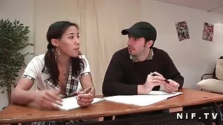 그 소녀는 딜도 라구 딜도에 그녀와 함께 앉아 항문 백마 포르노 윤간 물었다
