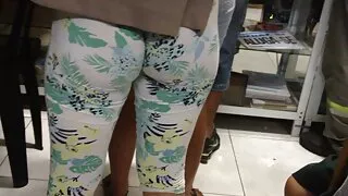 그 모유 포르노 남자는 친구를 방문하고 그의 마른 녀를 엿 먹었습니다