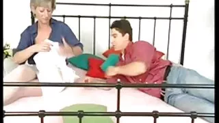 항문 섹스는 서양 포르노 사이트 부동산 중개인이 까다로운 클라이언트와 거래를 밀봉하는 것을 도왔습니다